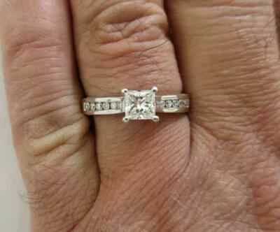 Anillo de compromiso de diamantes HELZBERG de oro de 18 quilates certificado por GIA = 0,56 quilates G-VS2 Foto 1 de 4