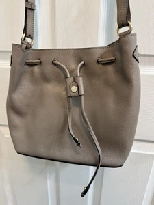 Bolso Bandolera Radley London Cuero Beige con Cordón Bolsillos Interiores Usado - Imagen 1 de 13