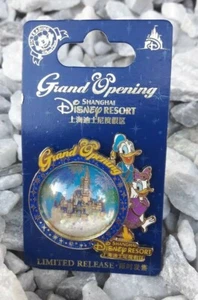 Pin SHDR Shanghai Disney Resort Gran Inauguración Donald y Daisy Castillo Globo de Nieve - Imagen 1 de 3
