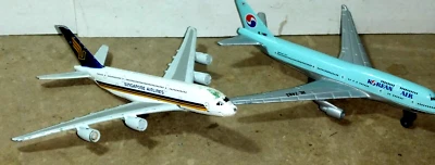 PICCOLI MODELLINI DI AEREI SINGAPORE AIRLINES E KOREAN AIR IN METALLO - Immagine 1 di 4