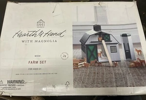 ⚡️Herd & Hand Magnolienholz Bauernhof Set Spielzeug Scheune mit Figuren 🆕 Box beschädigt⚠️ - Bild 1 von 4