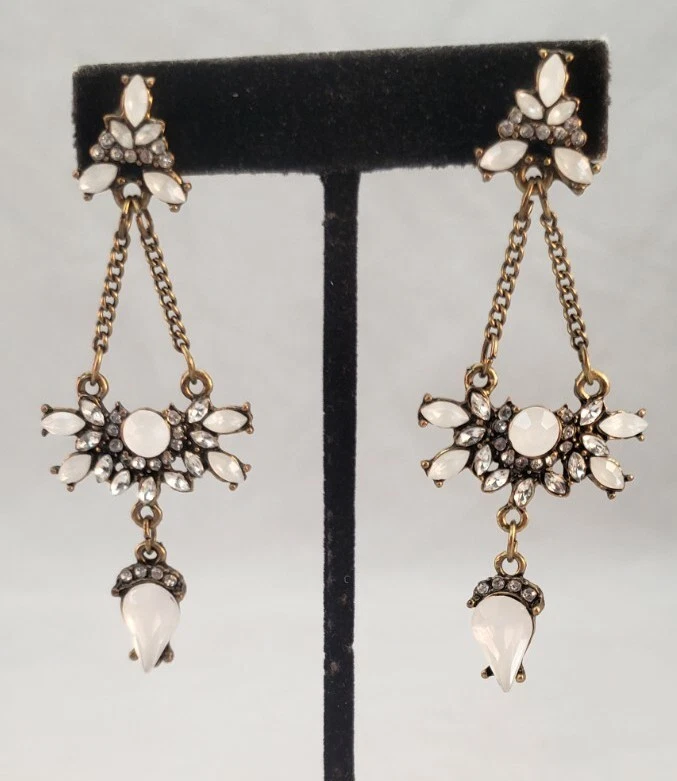 Pendientes grandes colgantes de metal tono latón color ópalo blanco llamativo Foto 1 de 4