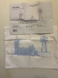 Bufanda de punto de cruz estampada de granero rural Herrschners - Imagen 1 de 3