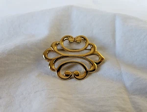 Vintage Ginnie Johansen Designs GJD verzierte offene Schriftrolle goldfarbene Anstecknadel Brosche - Bild 1 von 3