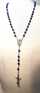 Rosenkranz mit blauen Perlen für Erwachsene und silbernen Akzenten Kruzifix - Bild 1 von 4