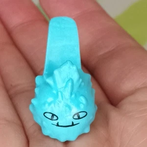 Monster High Abbey Bominable Dead Tired Puppe links blau Slipper nur Ersatz - Bild 1 von 6