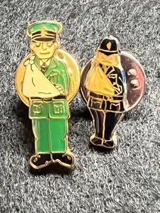 PAAR POLIZISTEN MIT ARM IN SCHLINGE - CONSTABLE & R.U.C. - PIN ABZEICHEN - Bild 1 von 5