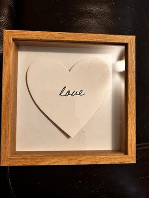 Marco de madera flotante Heart Love de 7 pulgadas Foto 1 de 2