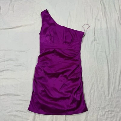 橡胶鸭裙女式中号洋红色紧身褶皱缎面单肩带 — 第 1/4 张图片