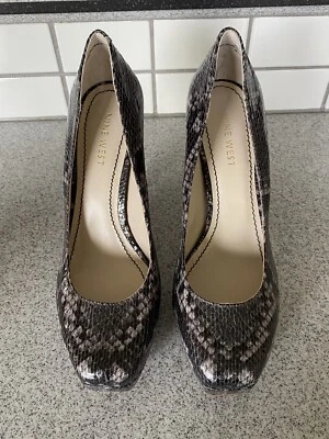 ¡NUEVO! Bomba de piel de serpiente con plataforma flotante Hope para mujer Nine West en gris talla 6M Foto 1 de 4