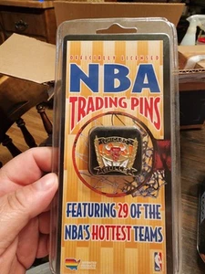 Rare 1995 CHICAGO BULLS Official NBA Licensed Imprinted Trading Pin Sealed - Picture 1 of 3