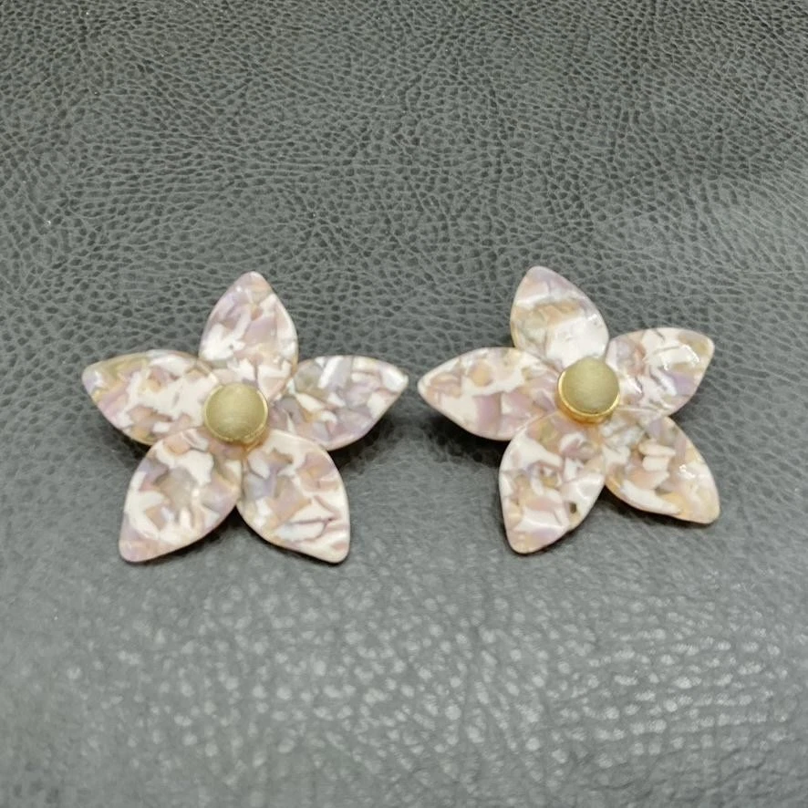 Pendientes BaubleBar grandes florales llamativos para mujer mármol rosa acrílico tono dorado Foto 1 de 4