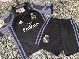 Boys Adidas Fly Emirates 2pc Outfit Shirt/Shorts Size 3-4y - Picture 1 of 2