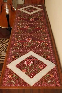 Elegantly embroidered top quality table runners for furniture and home deco - Foto 1 di 3