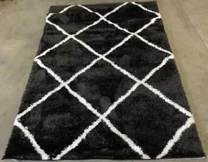 BLACK / WHITE 4'-0" x 6'-0" Flaw in Rug, Reduced Price 1172673526 THO676Z-4 - Picture 1 of 4
