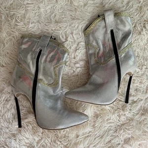 Botas de Vaquero Casadei Metálicas Plateadas Repujadas Cuero Lagarto Tacón de Aguja Talla 37 - Imagen 1 de 19