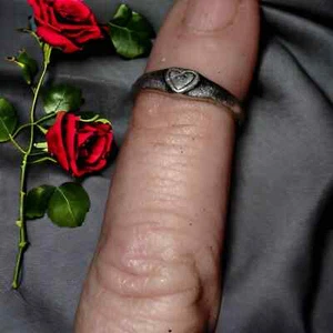 Beautiful old vintage sterling silver heart ring size 4.5 - Picture 1 of 1