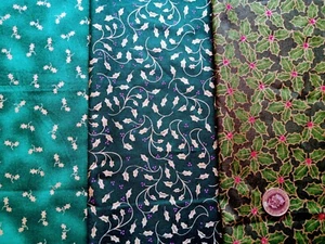 HOLLY- metallic gold 100% COTTON FABRIC 3 FAT QUARTERS BUNDLE CHRISTMAS - Picture 1 of 4
