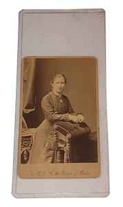 Antiguo gabinete de fotografía tarjeta victoriano 1879 TC TURNER Londres B&W dama - Imagen 1 de 2
