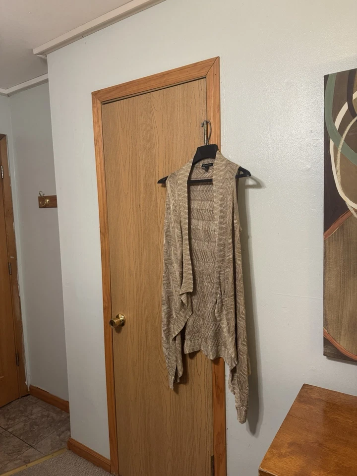 Cárdigan Inc. International Concepts pequeño metálico dorado sin mangas frente abierto Foto 1 de 3