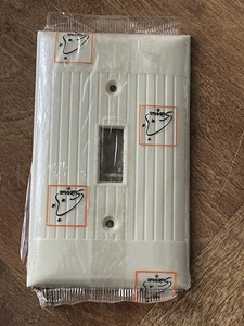 10-Vintage SIERRA GERIPPT ELFENBEIN Bakelit KIPPSCHALTER Wandabdeckung NOS KOSTENLOSER VERSAND - Bild 1 von 2