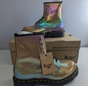 NUOVI stivali da combattimento Dr Martens 1460 sabbia arcobaleno raggi iridescenti donna 6 lacci - Foto 1 di 12