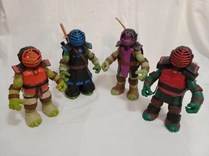 Lotto 4 Tartarughe Ninja action figures 28cm con armature e armi - Foto 1 di 10