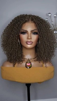 Nueva Peluca Rizada Estilo Afro Marrón Ceniza Rubia Resaltado Parte Y Encaje Frontal Peluca Para Mujer Foto 1 de 4