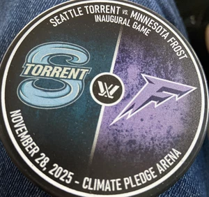 Seattle Torrent PWHL Inaugurale Home Game Puck 28/11/25 vs Minnesota Frost - Foto 1 di 1
