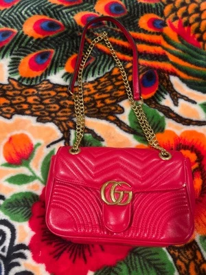 Bolso de Hombro Gucci GG Marmont Matelasse Pequeño Rojo Cuero/Gamuza Foto 1 de 4
