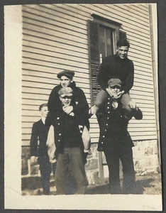 Four Young Men Hijinks Paseo al Hombro A Cuestas Años 20 Original Pequeña Instantánea - Imagen 1 de 1
