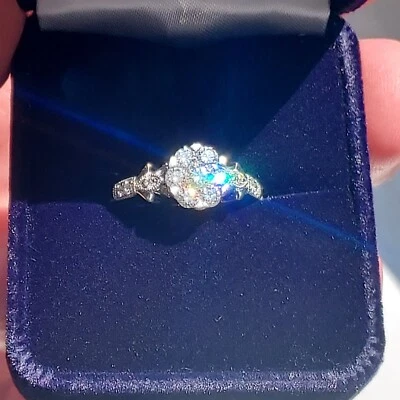 18K GOLD DIAMOND RING. Total 1 Carat. 2 points each side. 13 total Diamonds. - Image 1 of 4