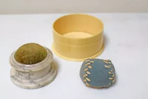 LOTTO VINTAGE di 3 articoli da cucire: cuscino base marmo/spilla baseball + piatto celluloide - Foto 1 di 4