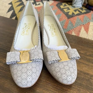 Salvatore Ferragamo grau perforiertes Leder Vara Schleife gewellter Besatz Pumps 8,5 - Bild 1 von 12