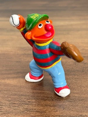 Figura de juguete de PVC de colección Sesame Street ERNIE jugando béisbol aplausos Foto 1 de 4