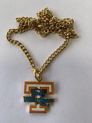 Collar Tennessee Lady Volunteers Pequeño Logo Joyería con Licencia NCAA Foto 1 de 4