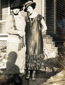1921 Two Affectionate Women Flapper Women Guys Hats Lots of Ruffles - Picture 1 of 2