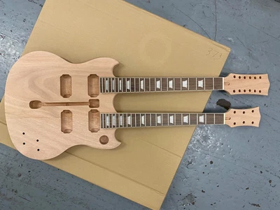 DOPPELHALS GITARREN-KIT, ROTER MERANTI-KÖRPER, PLUS MERANTI-HÄLSE MIT ROSE-FBS-TEILEN - Bild 1 von 4