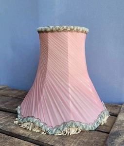 Pequeña pantalla retorcida de gasa rosa vintage borlas terciopelo festoneado retro - Imagen 1 de 10