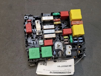 Boitier fusibles - Peugeot 208 I / 2008 I / Citroen C3 III - 9804848480 * - Immagine 1 di 3