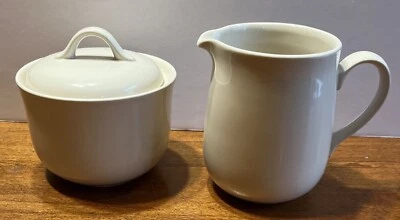 Corning Ware Beige CREMA y CUENCO DE AZÚCAR CUBIERTO con tapa 81-TY USADO EN EXCELENTE ESTADO C1 Foto 1 de 4