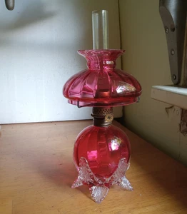 1890 ORIGINAL CRANBERRY KUNSTGLAS GERIPPTE OPTIK MINIATUR LAMPE MIT APPLIZIERTEN SCHWÄNEN - Bild 1 von 13