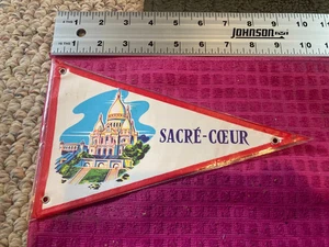 Pennant souvenir vintage BANNER Parigi Torre Eiffel FRANCIA SACRE-COEUR - spedizione veloce - Foto 1 di 3