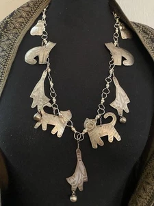 "Collar de cadena artesanal con dijes de gato, metal tono plata, aproximadamente 26""" - Imagen 1 de 5