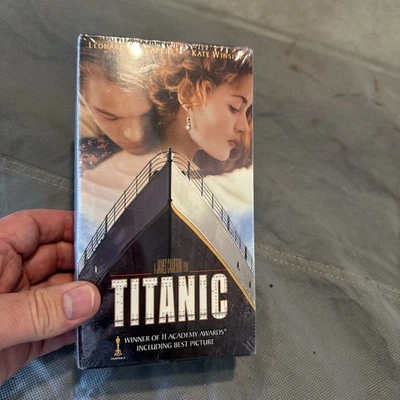 New VHS BOX SET TITANIC  PART ONE AND TWO brand new VHS  sealed Paramount Foto 1 de 4