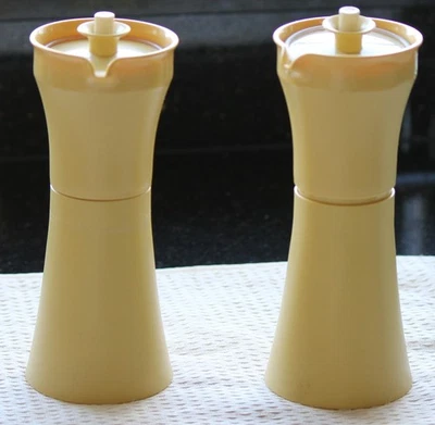 Two Vintage Tupperware Oil and Vinegar salad dressing cruet Yellow - Immagine 1 di 4