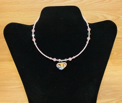 Colar Gargantilha Estilo Meninas Princesa Disney Genuíno Rosa Frisado **LEIA**  - Imagem 1 de 4