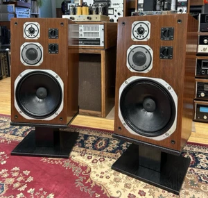 YAMAHA NS-690 SPEAKERS WITH STANDS NICE - Picture 1 of 12