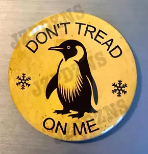 BOTÓN PIN PINGÜINO NO ME PISES 2.25" resiste protesta anti arancelaria manos fuera 1 - Imagen 1 de 1