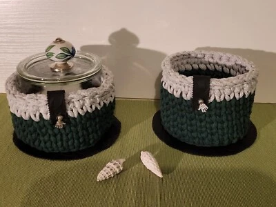 Häkelkörbe 2x Glas mit Deckel Handarbeit Bändchengarn grün/grau Zubehör - Neu!! - Bild 1 von 4